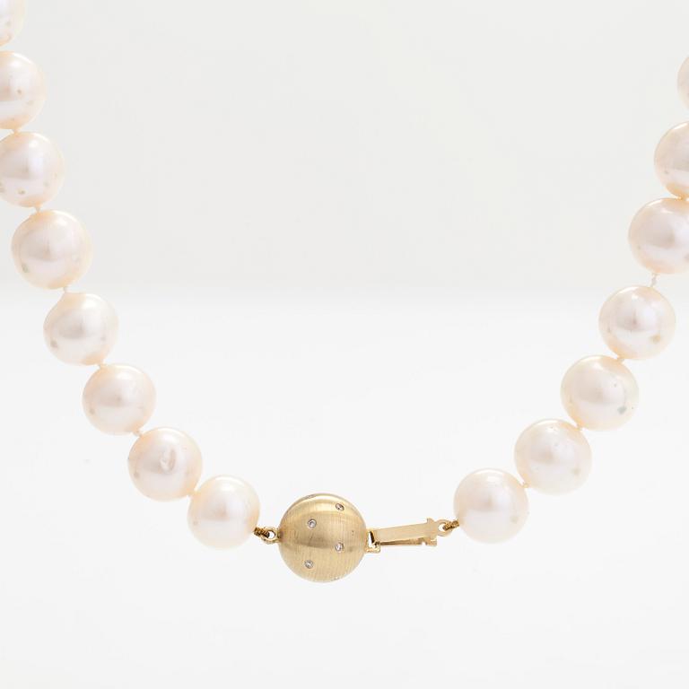 A cultured pearl necklace, clasp in 14K gold with diamonds ca 0.12 ct in total.