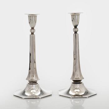 Kynttilänjalkapari, hopeaa, suomalaiset tarkastusleimat 1937.