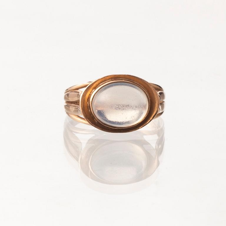 RING, 14K guld, månsten. Maija-Liisa Eskelinen, Helsingfors 1956. Vikt 2,8 g.