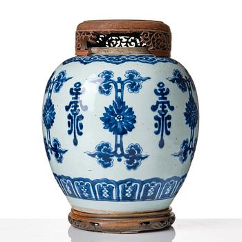 A blue and white jar, Qing dynasty, Kangxi (1662-1722).