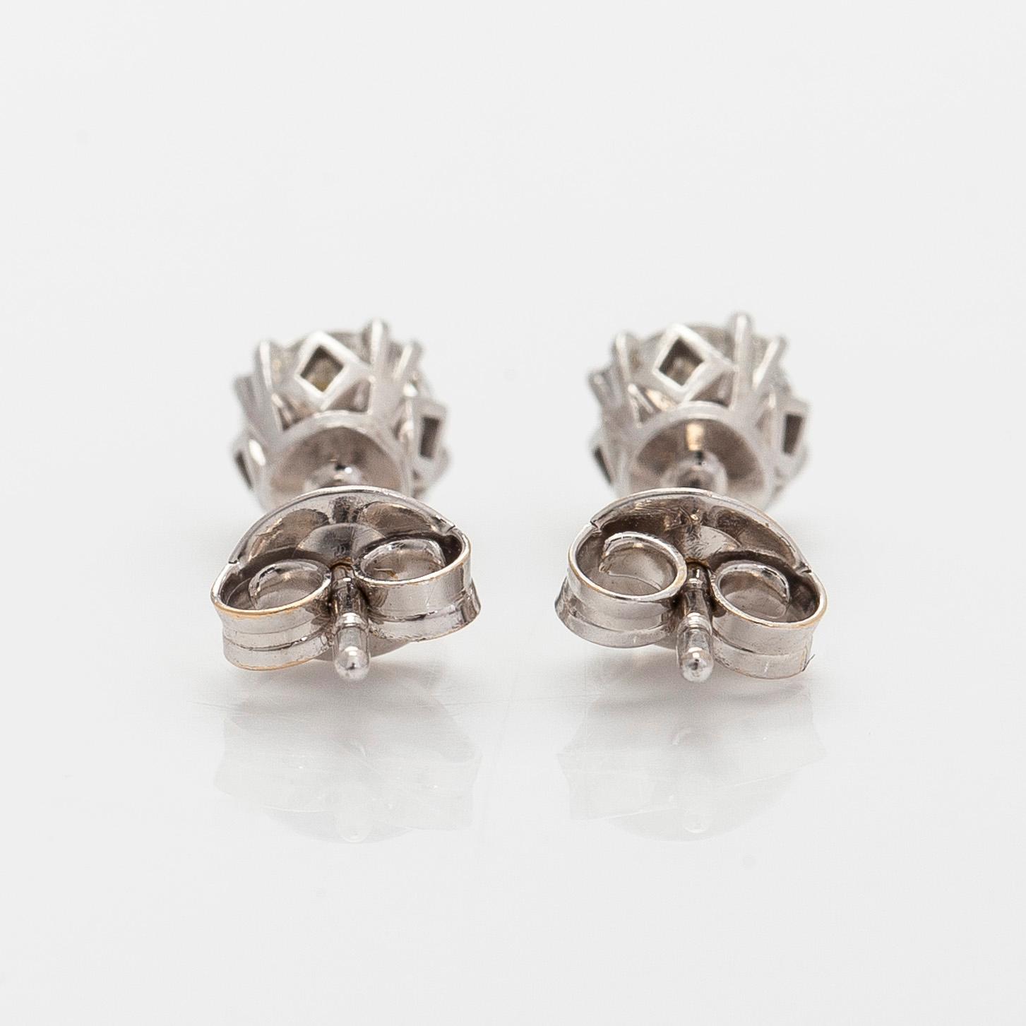 Korvakorut, briljanttihiotut timantit yhteensä 0,70 ct, 14K valkokultaa.