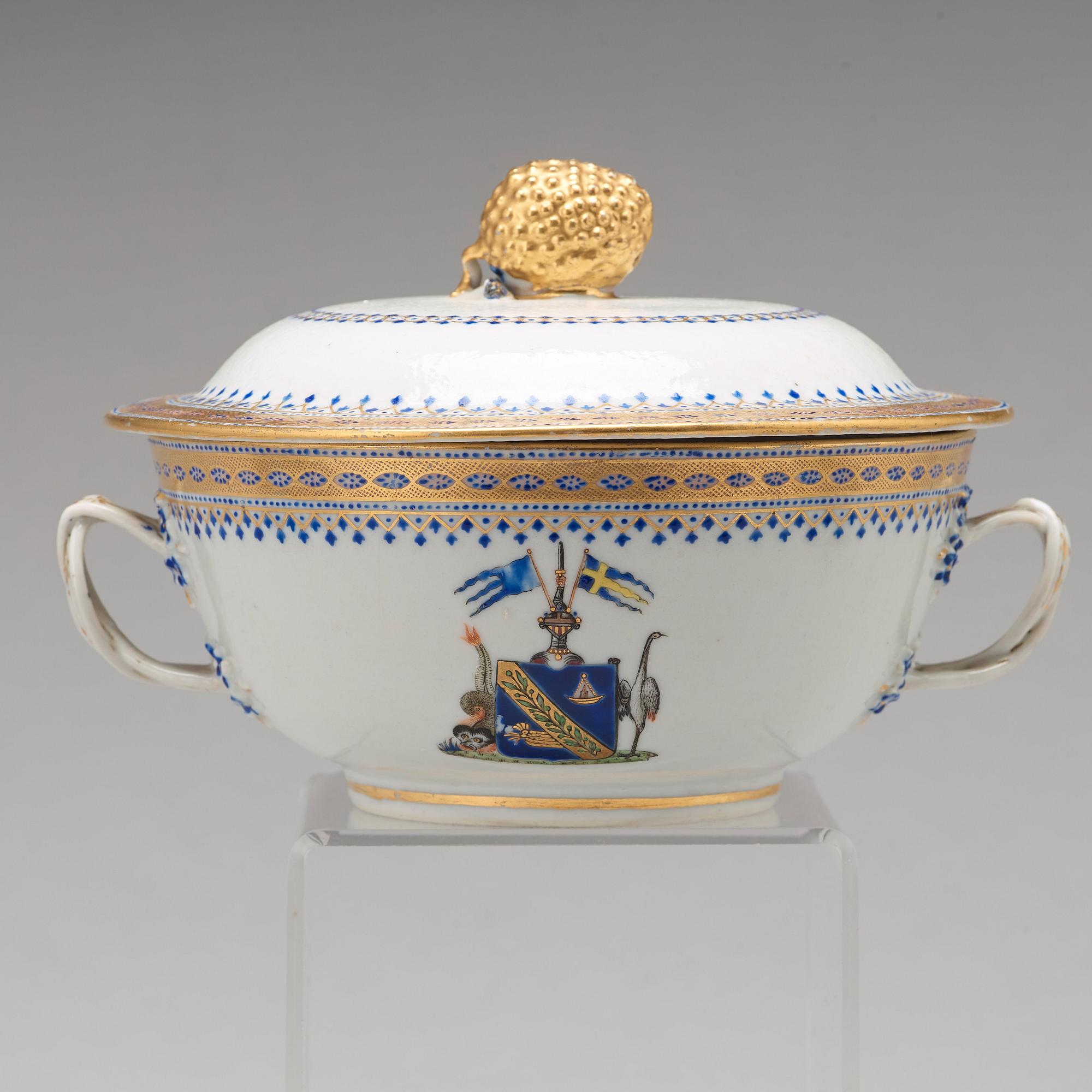 SKÅLFAT samt EQUELLE med LOCK, vapenporslin, Qingdynastin, Jiaqing 1796-1820.