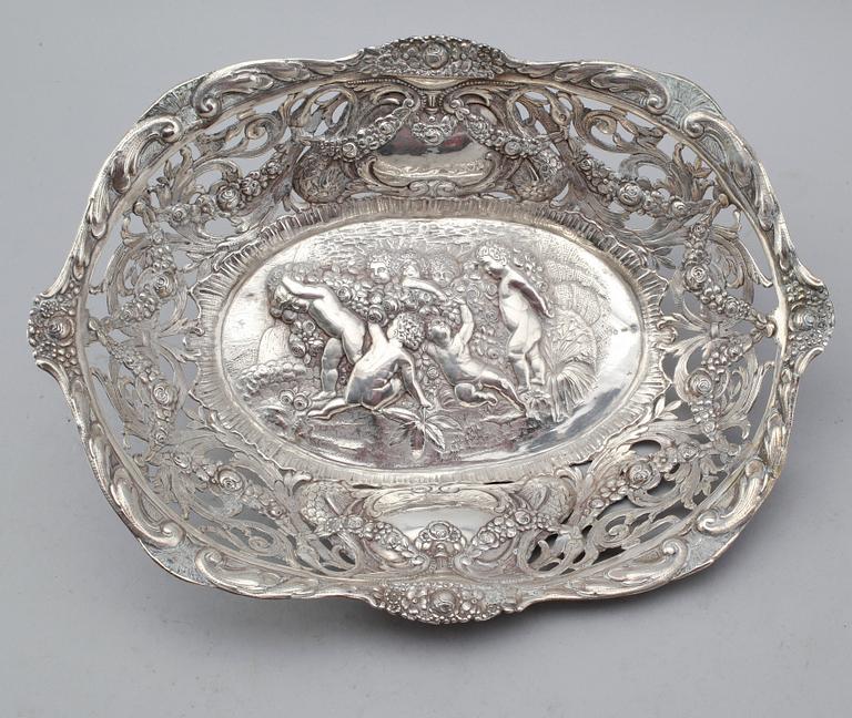 SKÅL, silver 800, Tyskland, 1900-talets första hälft. Vikt ca 397 gram.