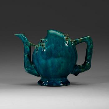 A turkoise glazed peach shaped cadogan pot, late Qing dynasty (1644-1912).