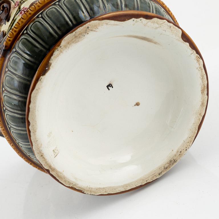 An earthenware urn from Rörstrand, around the year 1900.