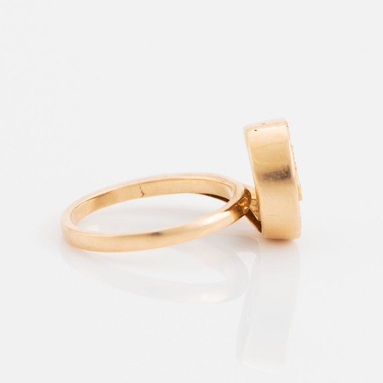 Ring 18K guld med runda briljantslipade diamanter.