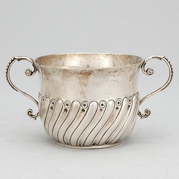 SKÅL med HÄNKLAR, silver, RS, London, 1896. Vikt ca 139g.