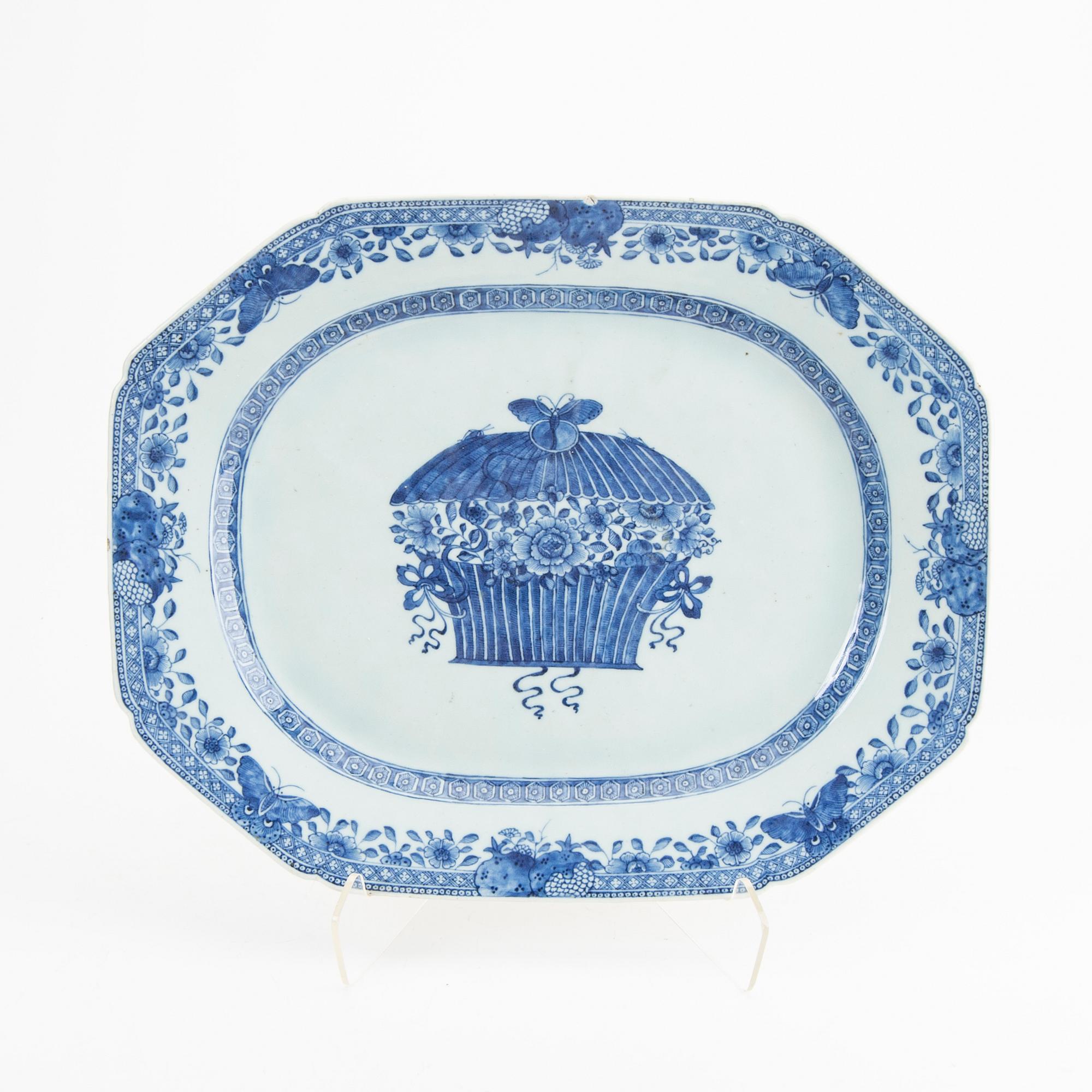 A blue and white Chinese serving dish, Qing dynasty, Qianlong (1736-95).