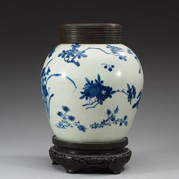 A blue and white Transitional jar, 17th Century.