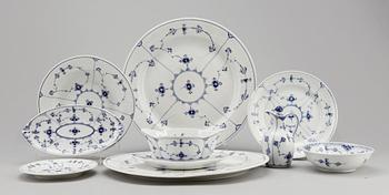SERVISDELAR, 30 delar, porslin, "Musselmalet", Royal Copenhagen.