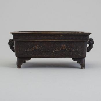 A Japanese bronze censer, Meiji (1868-1912).