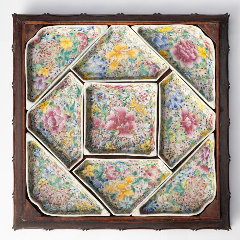 Cabaret i schatull, porslin och trä. Kina, 1900-tal.