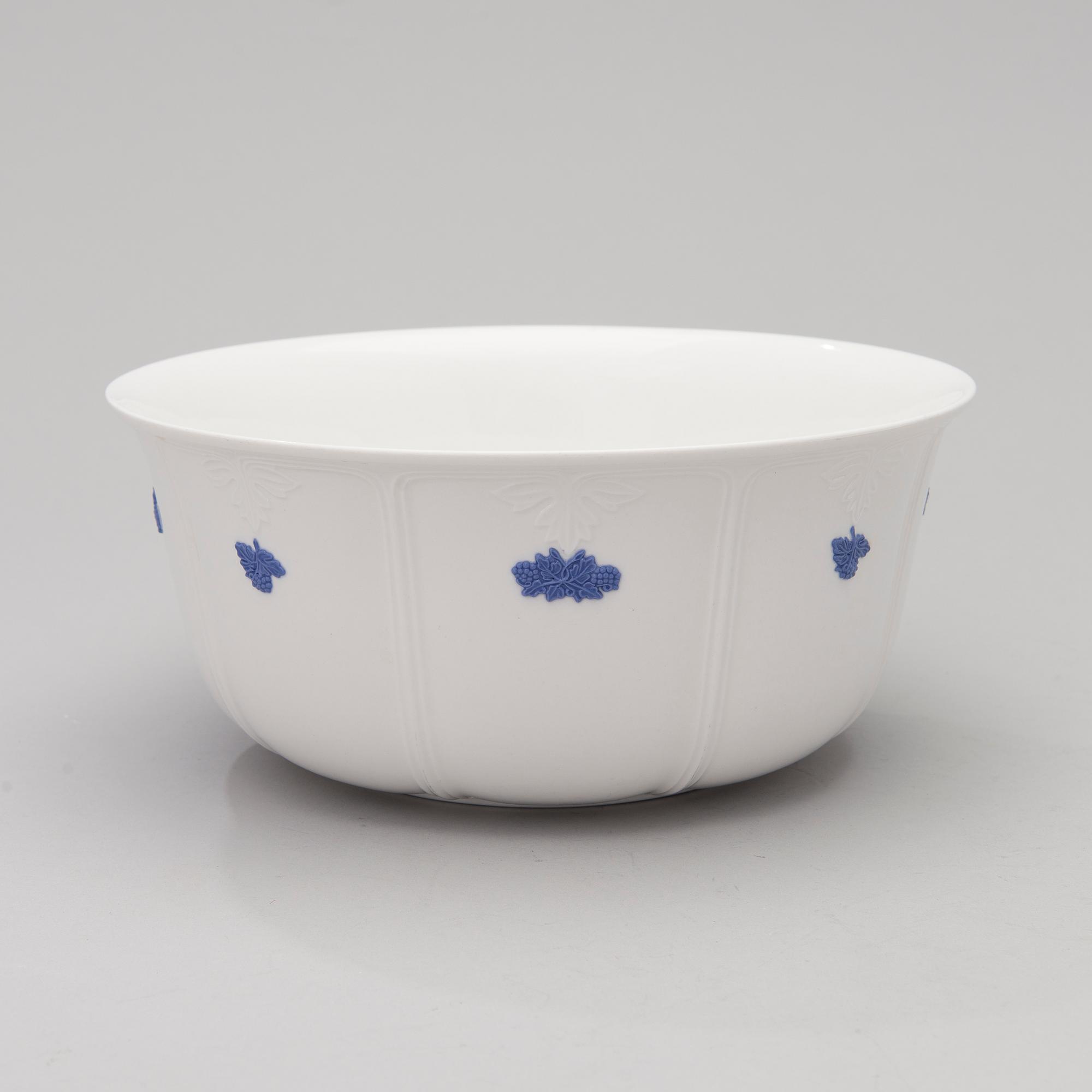 A 43-piece porcelain dinnerware set, "Blå blom", Gustavsberg.