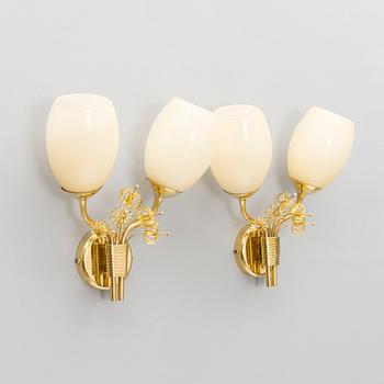 A pair of mid-20th century '9453' wall lights for Taito, Finland.