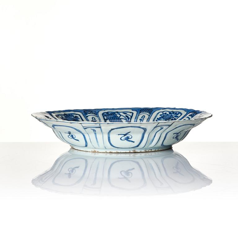 A blue and white dish, Ming dynasty, Wanli (1572-1620).