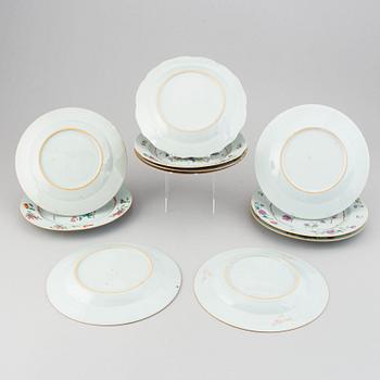 Tallrikar, flata, 11 st, snarlika, kompaniporslin. Qingdynastin, Qianlong (1736-95).
