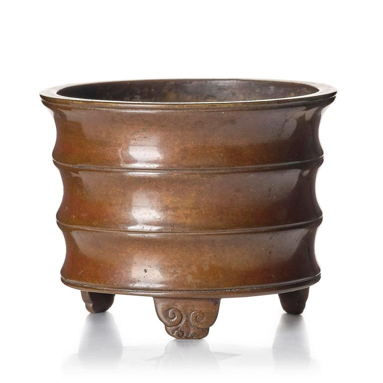 A bronze tripod censer, late Ming dynasty/early Qing dynasty with Xuandes six character mark.