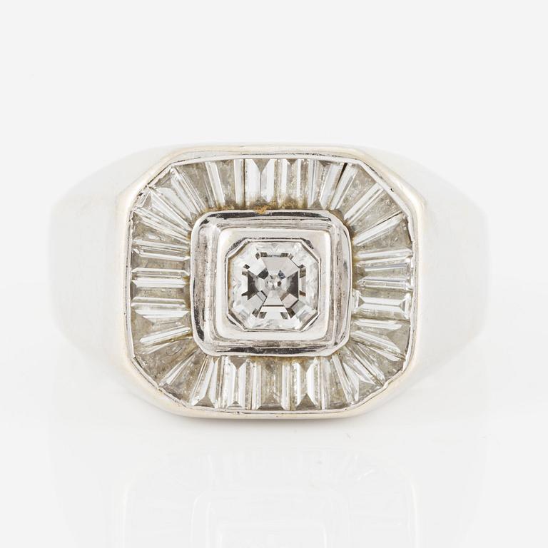 Ring 14K white gold with a step-cut diamond and trapeze-cut diamonds.