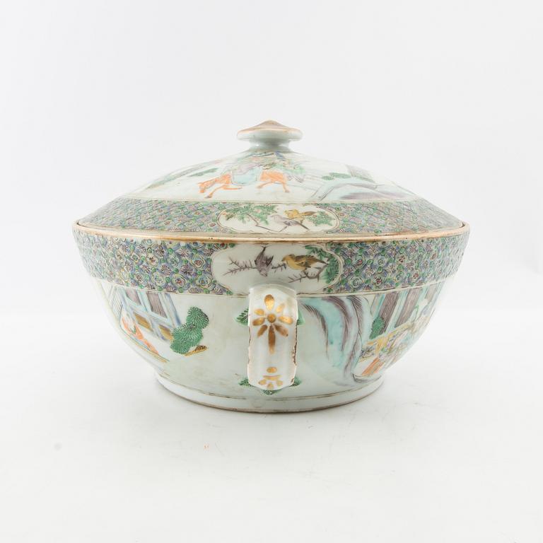 A Chinese chamber pot, 19th century.