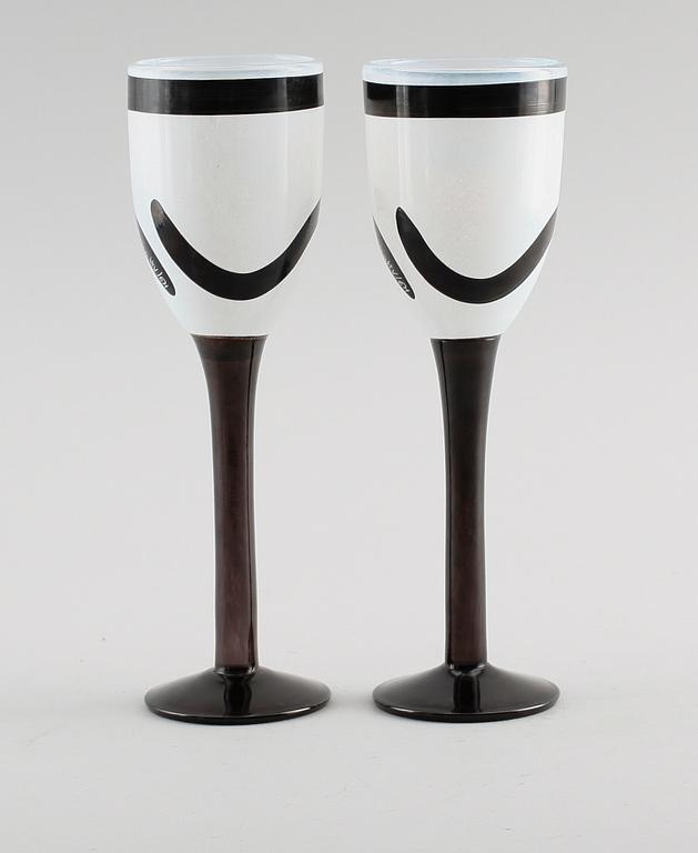 POKALGLAS, 2 st, glas, "Caramba", Ulrica Hydman-Vallien, Kosta Boda.
