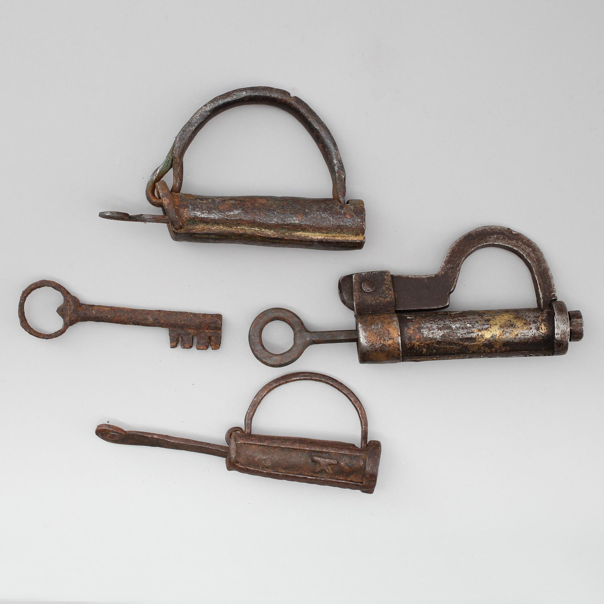 HÄNGLÅS, 3 st, allmoge, järn,  1700-/1800-tal.