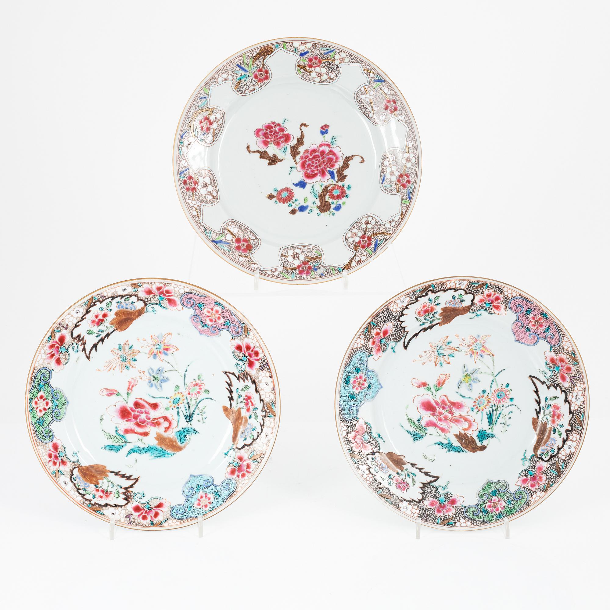 Tallrikar, 2+1 st, porslin, kompaniporslin. Kina, Qing dynastin, Qianlong (1736-95).