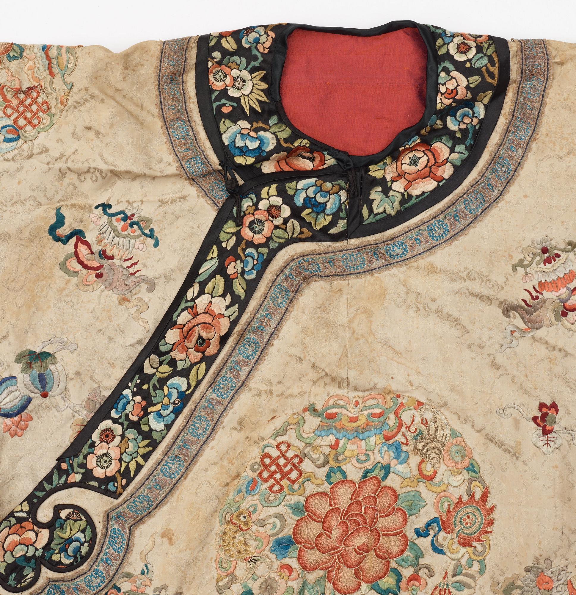 ROBE, silk. Height 98,5 cm. China 19th century, probably around year 1800.