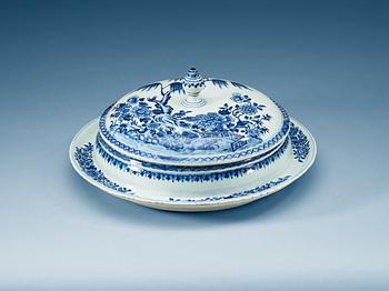 1580. A large blue and white tureen with cover, Qing dynasty, Qianlong (1736-95).