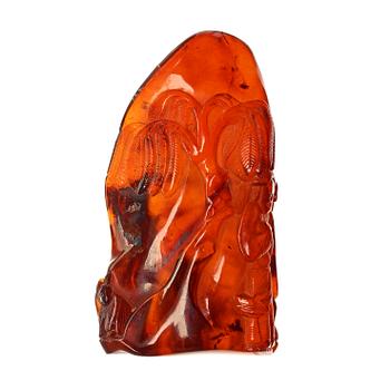 162. An amber carving of a couple under a willow tree, Qing dynasty (1644-1912).