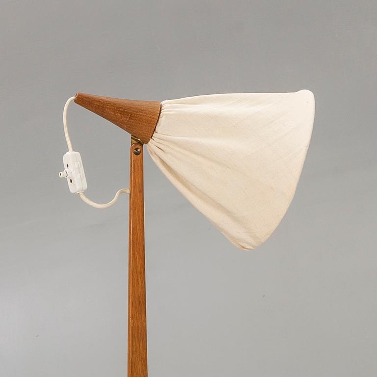 Uno & Östen Kristiansson, an oak floor lamp "Giraffen" Luxus, 1950s.