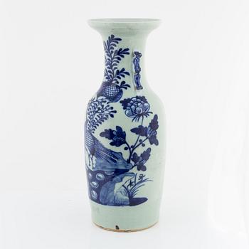 A large Chinese porcelain vase, late Qing dynasty, 19th Cnetury.