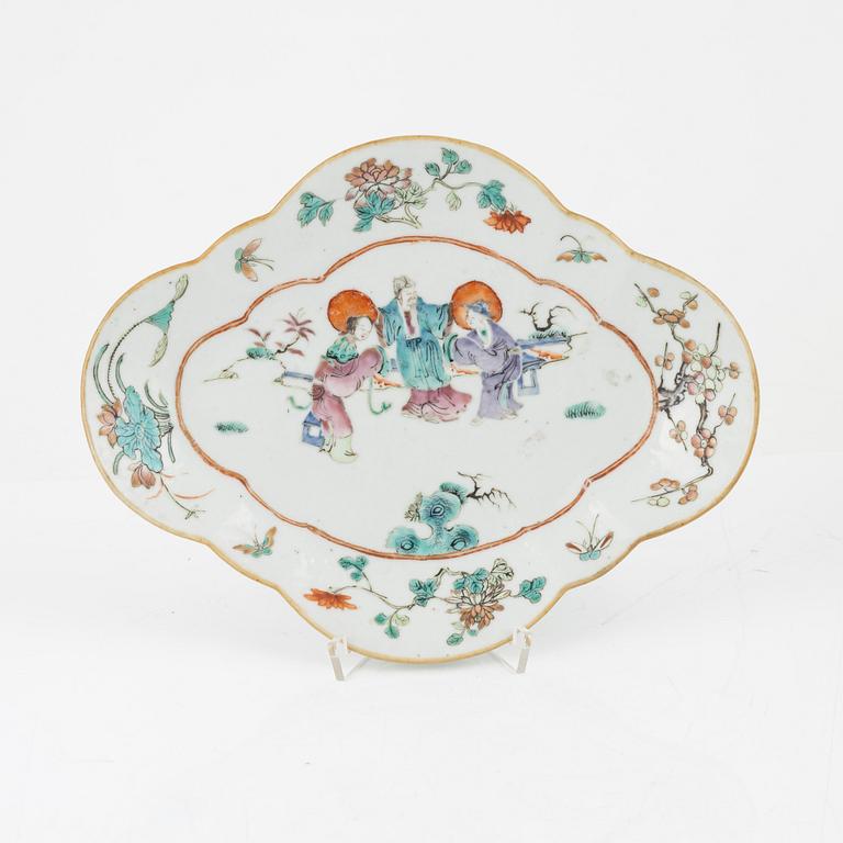 Two porcelain vases and a dish, Qing dynasty, 19th Century.