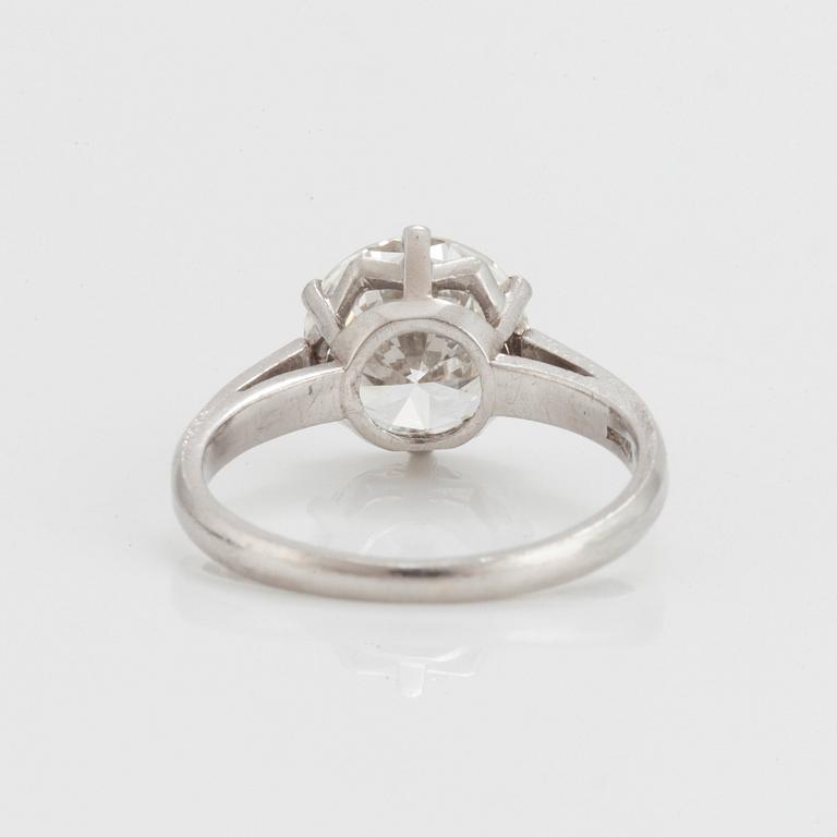 Ring med en briljantslipad diamant.