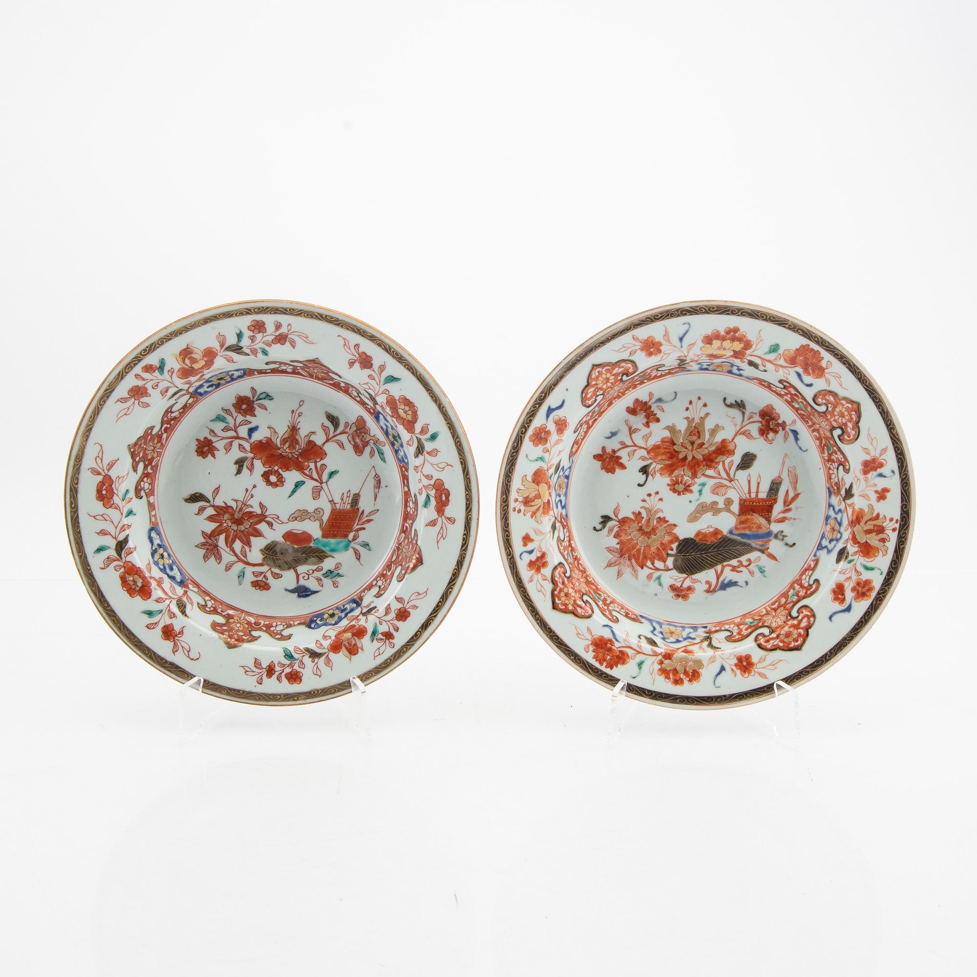 A set of two Chinese porcelain plates 18th century.