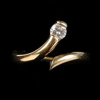 RING, 18k guld, med diamant ca 0,25 ct.