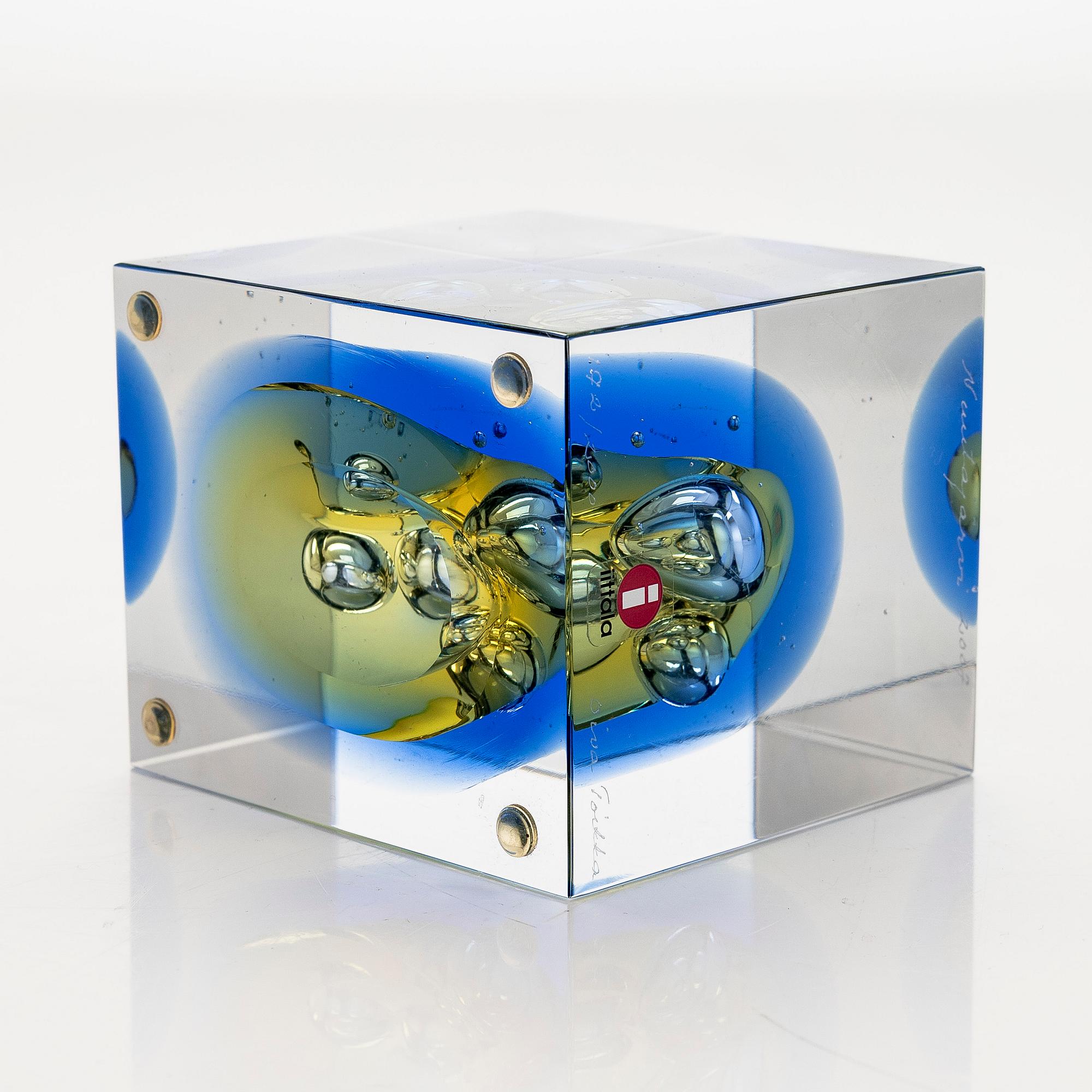 Oiva Toikka, an annual glass cube, signed Oiva Toikka Nuutajärvi 2007, 172/2000.