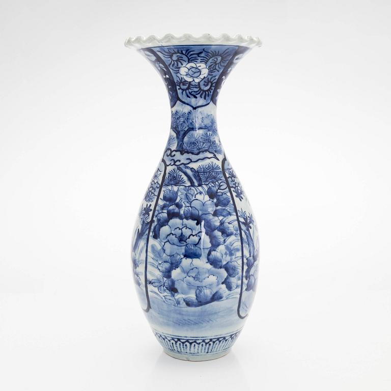 Mugg, porslin, Japan, Meiji (1868-1912) och vas, Meiji, tidigt 1900-tal.