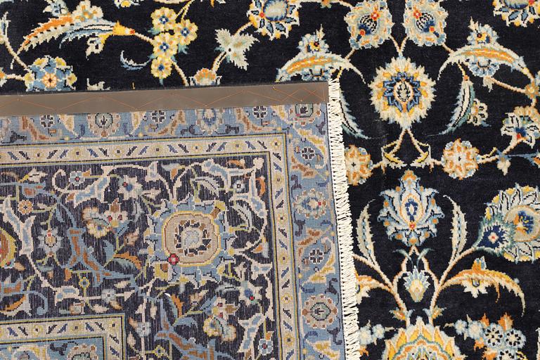 A Keshan carpet, approx. 440 x 308 cm.