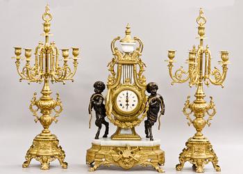 BORDSPENDYL MED KANDELABRAR, 3 delar, Louis XVI-stil, 1900-tal.