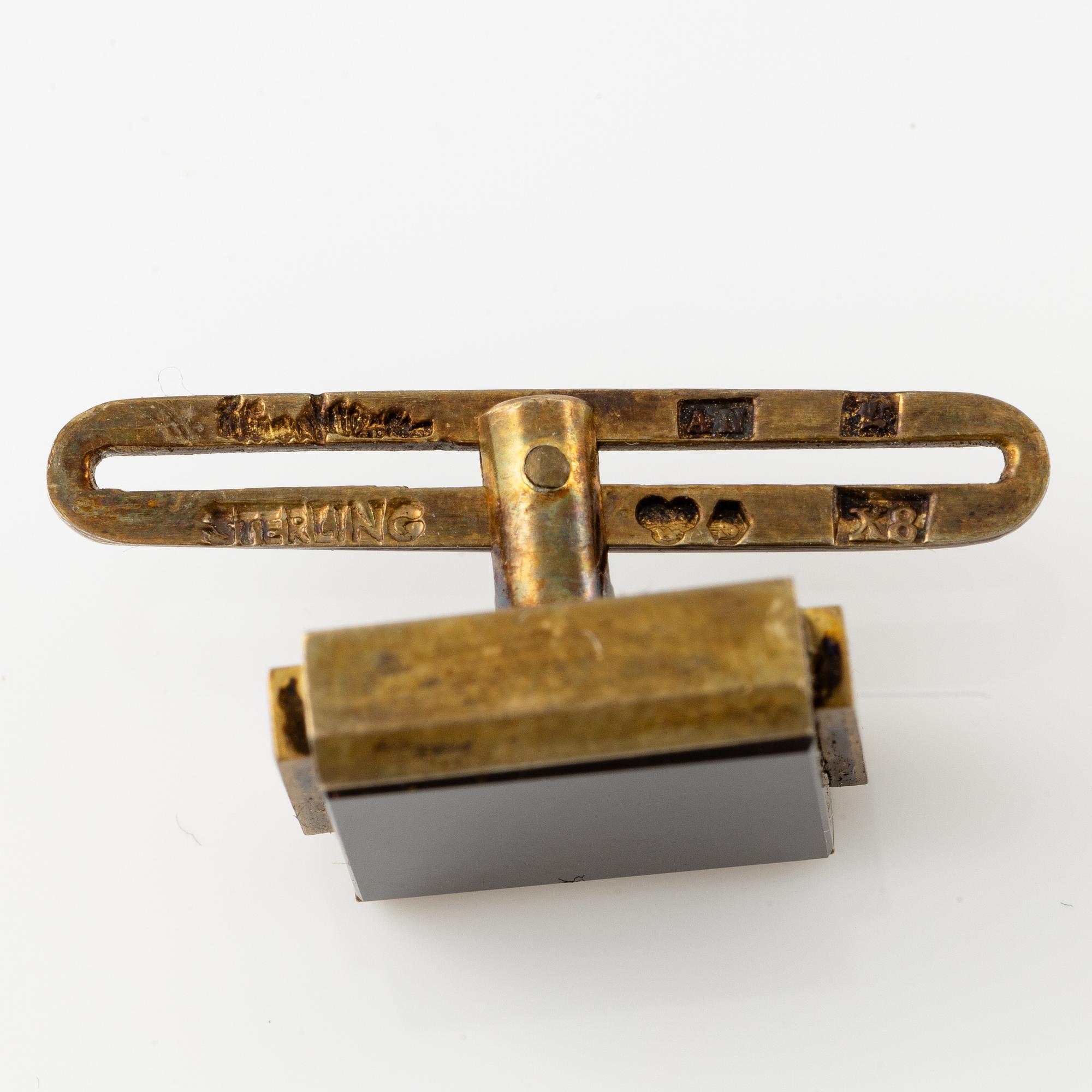 Wiwen Nilsson, ett par manschettknappar och ett par skjortknappar, förgyllt silver med onyx med monogram på sidan, Lund 1948.
