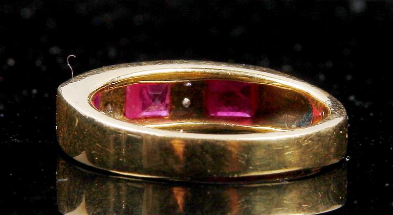 RING, 18 K guld, 3 rubiner samt 4 diamanter.