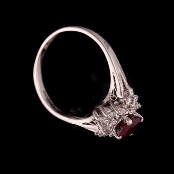 RING, platina, rubin, diamanter. Vikt ca 5,6 g.