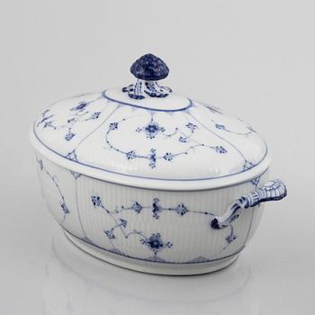 A 'Blue Fluted Plain' tureen with cover and four serving dishes, Royal Copenhagen, model 214 and 217, 1898-1923.