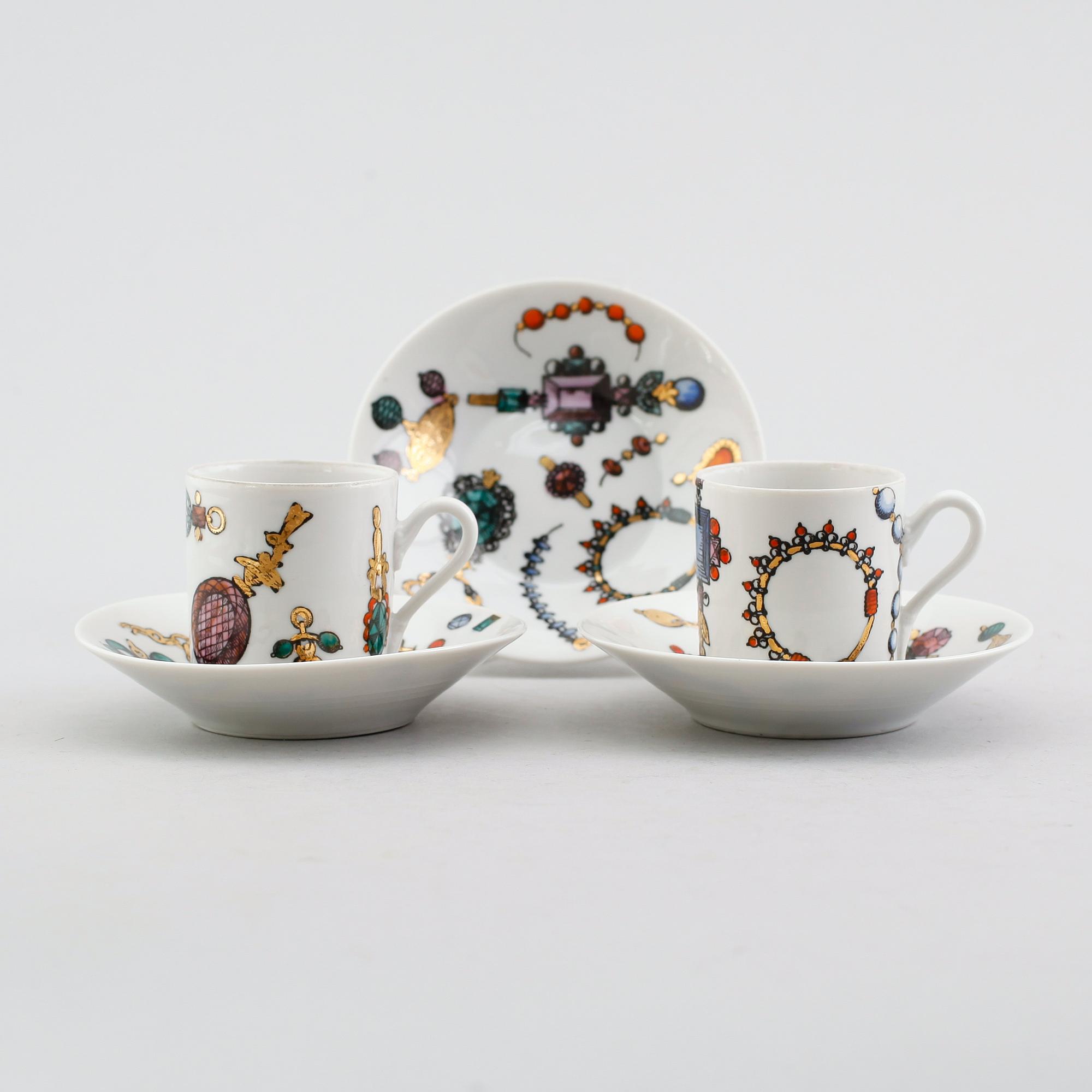 MOCKAKOPPAR MED FAT, 12 st, Fornasetti, Milano, 1900-talets andra hälft.