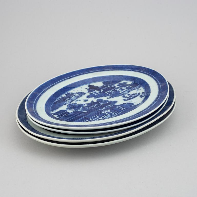 Four blue and white serving dishes, Qing dynasty, 19th century.