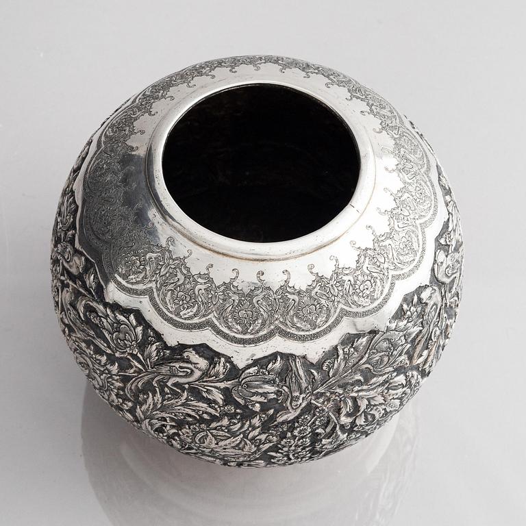 Vas, silver, Persien, 1900-talets första hälft.