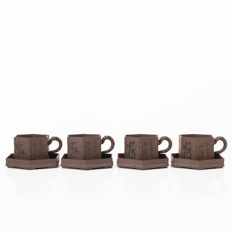 Fyra koppar med fat, yixing, Kina, 1900-talets senare del.