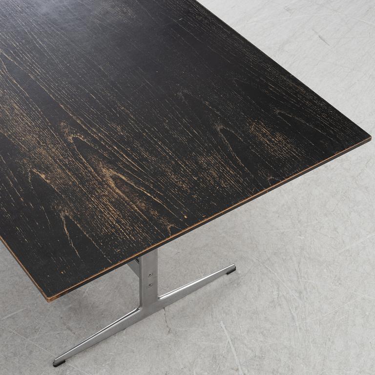A Shaker table by Arne Jacobsen for Fritz Hansen, dated 1980.