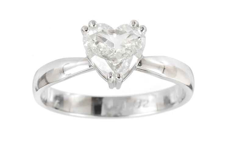 Ring, set wih a heart cut diamond, 1.02 cts.