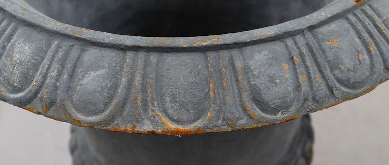 TRÄDGÅRDSURNOR, 1 par, gjutjärn, modern tillverkning.